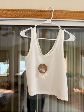 NWT Sundown by Splendid Cropped White Tank Top, with Coordinating Scrunchie